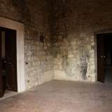 Il resto del castello � costituito da un dedalo d�innumerevoli stanze silenziose che si susseguono per i suoi quasi mille metri quadri di superficie